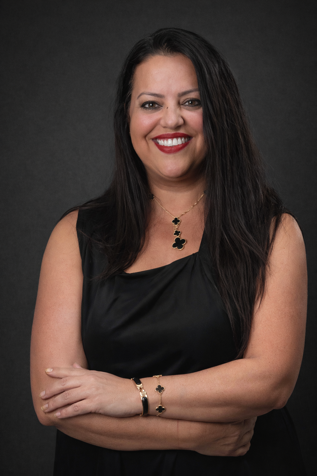 Portrait élégante avec accessoires dorés